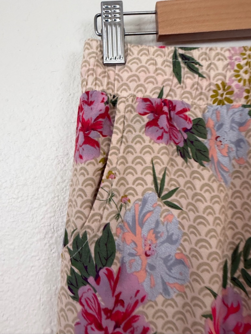 Viscose Cost Plus World Market Beige Floral Lounge Pants with Pink and Red S/M - Picture 7 of 9